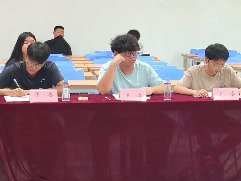 人们在桌子边 AI 生成的内容可能不正确。