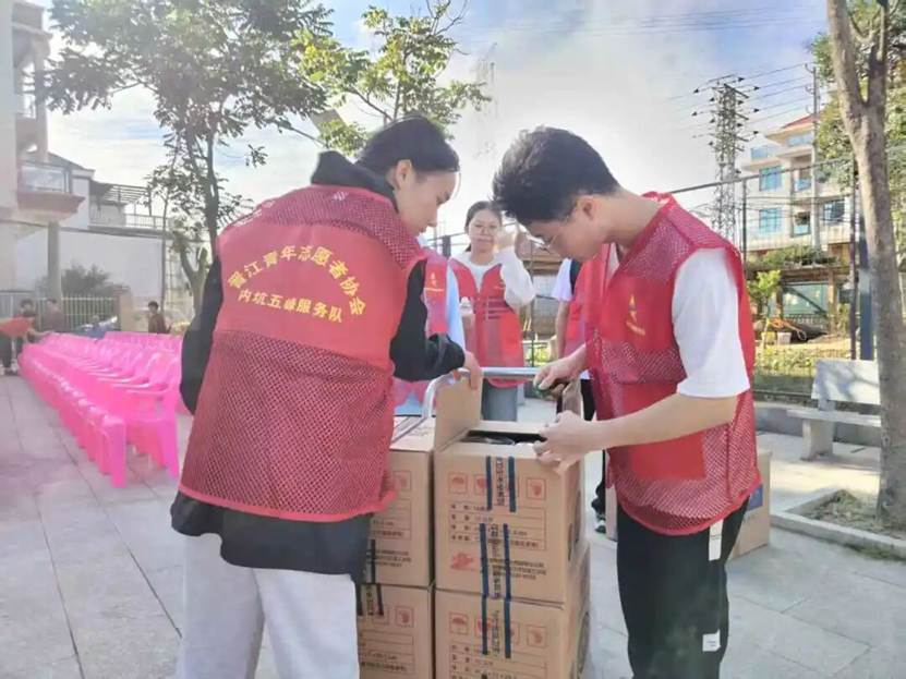 图片包含 户外, 人, 年轻, 站 AI 生成的内容可能不正确。