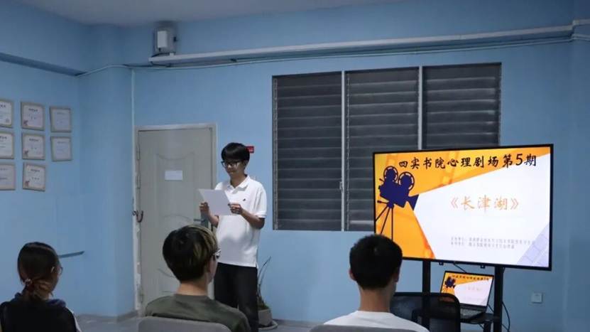 人们在房间里 AI 生成的内容可能不正确。 人们在房间里 AI 生成的内容可能不正确。