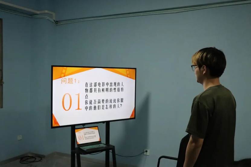 图片包含 人, 室内, 男人, 站 AI 生成的内容可能不正确。 图片包含 人, 室内, 男人, 站 AI 生成的内容可能不正确。