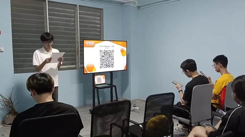 图片包含 人, 男人, 室内, 笔记本 AI 生成的内容可能不正确。 图片包含 人, 男人, 室内, 笔记本 AI 生成的内容可能不正确。
