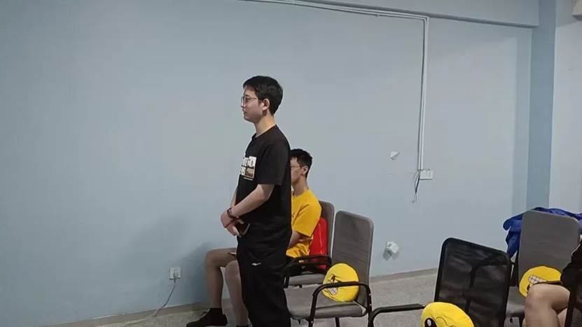 图片包含 男人, 站, 年轻, 前 AI 生成的内容可能不正确。 图片包含 男人, 站, 年轻, 前 AI 生成的内容可能不正确。