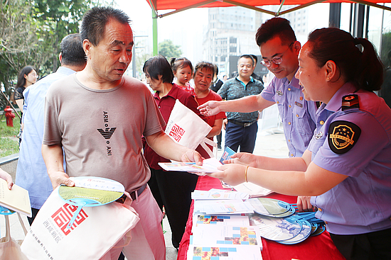 工作人员向市民发放宣传资料.JPG