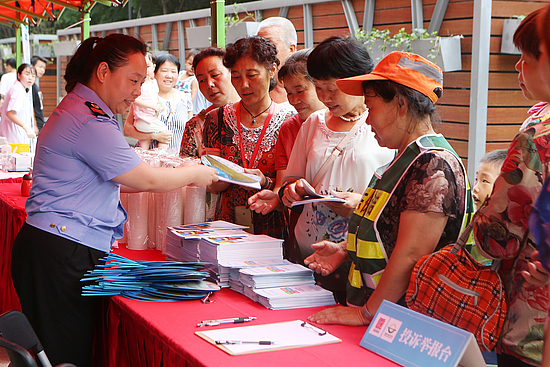 工作人员向市民发放宣传资料2.JPG
