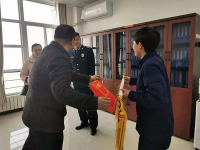 助人为乐品德高尚给消防人员点赞