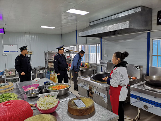 4.检查餐饮油烟设备、餐厨垃圾处理.png 4.检查餐饮油烟设备、餐厨垃圾处理.png