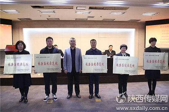 b2c272d0-22c1-45cb-af55-5eb7e27a6b8f_batchwm.jpg b2c272d0-22c1-45cb-af55-5eb7e27a6b8f_batchwm.jpg