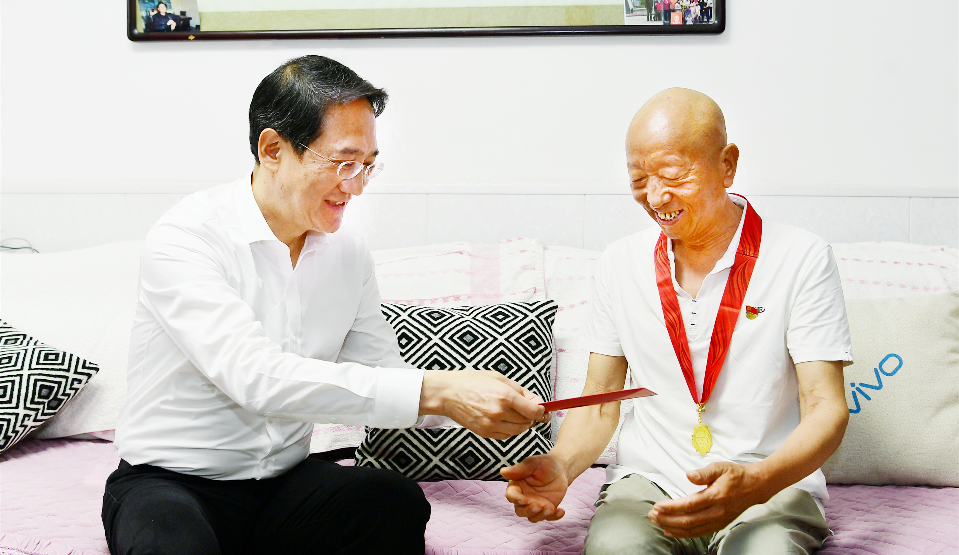 杨仁华在三桥街道慰问老党员和困难党员